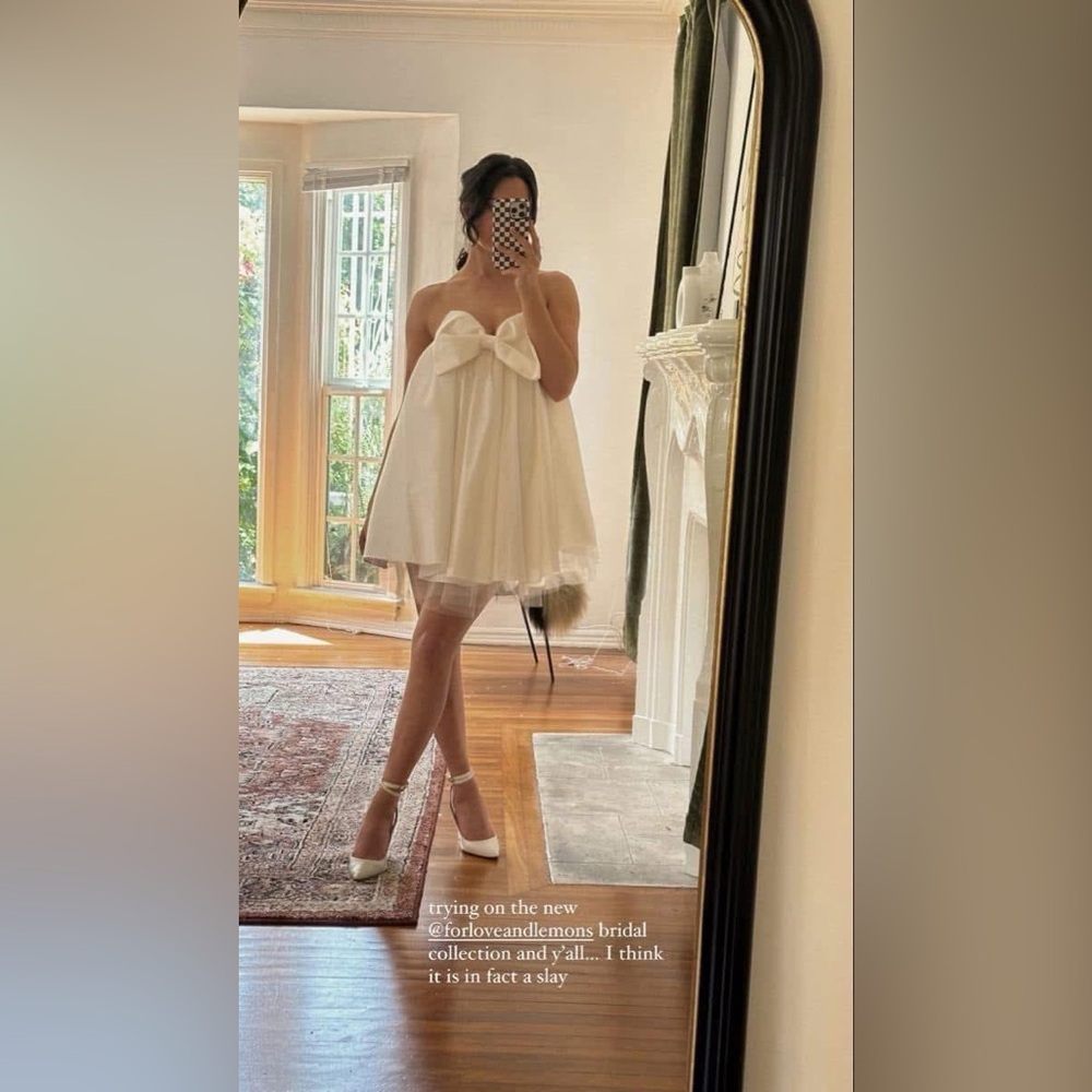 Elegant White Strapless Dress with Bow can use for maternity photo - Picture 3 of 5
